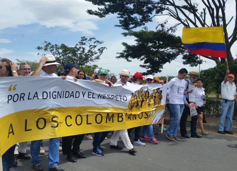 Centenares de personas se sumaron este domingo a una marcha por la dignidad y el respeto a los colombianos. FOTO CORTESÍA