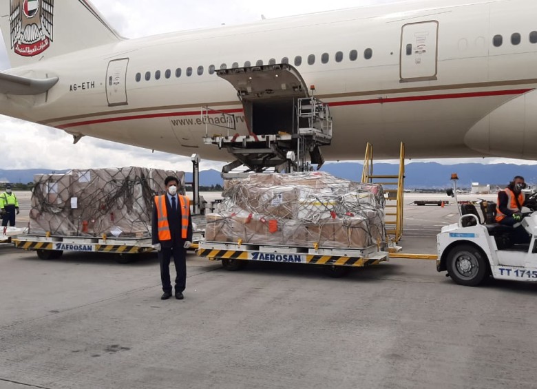 El 8 de abril Colombia recibió un cargamento de ayudas médicas que envió Emiratos Árabes Unidos. Corea del Sur también coopera. FOTO Cancillería