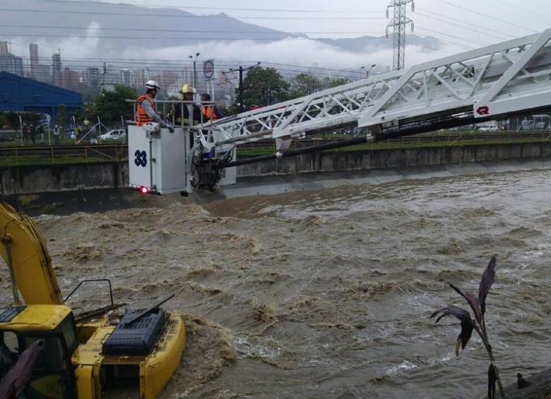 Los Bomberos de Medellín rescatan en la tarde de este sábado a un operario de una retroexcavadora que que se encontraba realizando trabajos en el río Medellín. FOTO Jaime Arango Duque @jaimearango