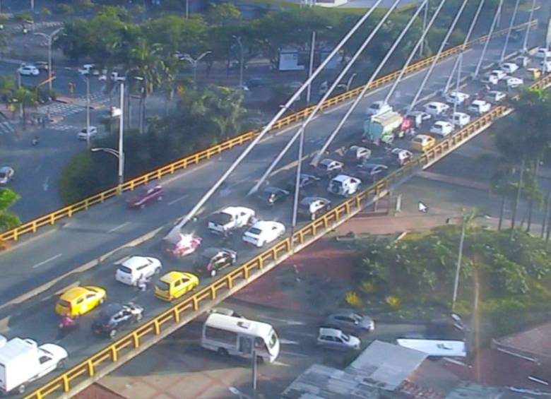 Un cierre de hora y media en la calzada occidental de la Regional afectó a vías alternas. FOTO MOVILIDAD ENVIGADO