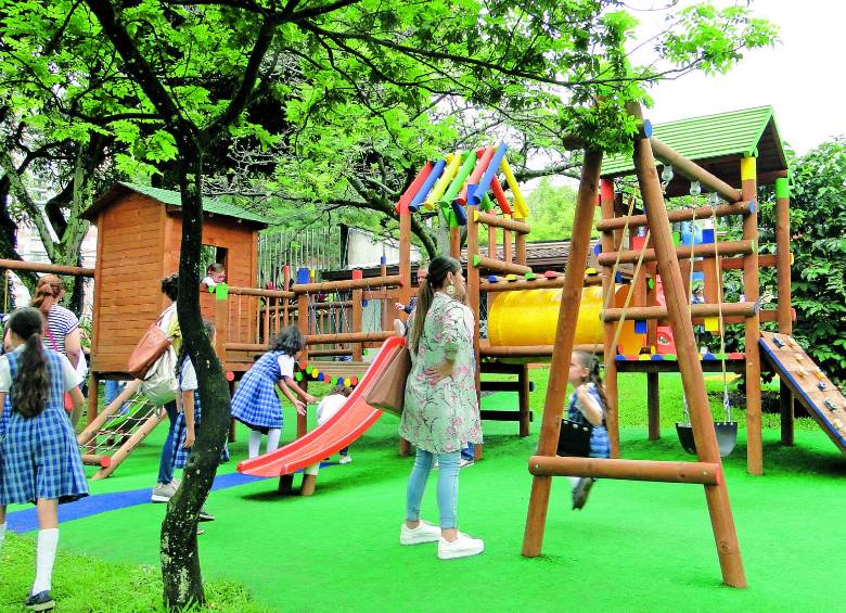 120 años cumple el Colegio La Enseñanza, una imagen del recreo de sus alumnas. FOTOS cortesía