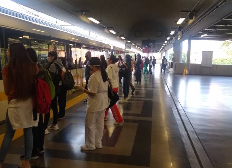 Las filas fueron cortas y la Policía controló el ingreso a las estaciones, para evitar que entraran personas que no estuvieran exentas del aislamiento obligatorio. FOTO CORTESÍA