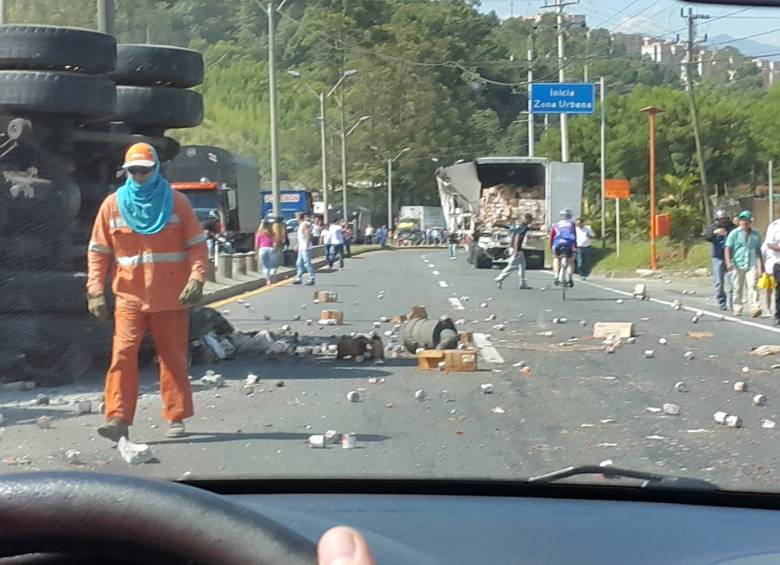 Agentes de movilidad y personal de Policía carreteras trabajan para habilitar la vía en su totalidad en ambos sentidos. FOTO CORTESÍA DIEGO SERNA QUINTERO