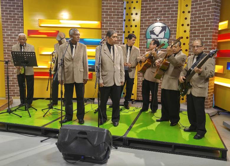 Arriba, Los Pamperos, grupo actual, y abajo los primeros integrantes. Se preparan para la tercera generación. FOTO cortesía los pamperos