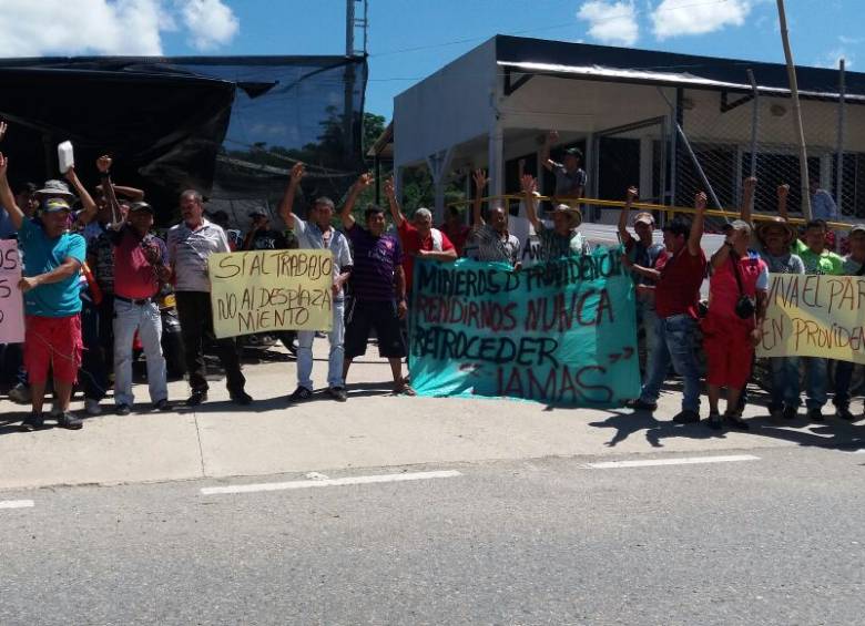 Los mineros artesanales e informales de San Roque protestan a las afueras del proyecto Gramalote de AngloGold Ashanti. FOTO cortesía