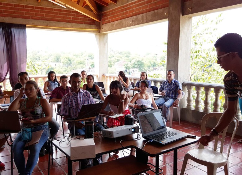 Con el programa de becas se benefician jóvenes de veredas, como el caso de Duván Rodríguez en el Tecoc, sede en Santa fe de Antioquia. FOTO cortesía