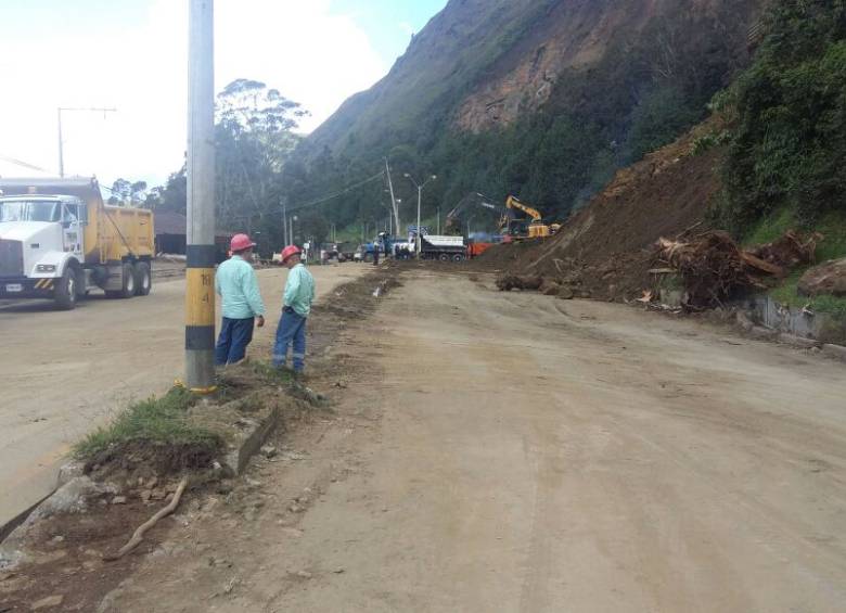 La autopista tuvo cierre total durante dos horas. Ahora presenta paso a un carril en contraflujo. Foto Cortesía