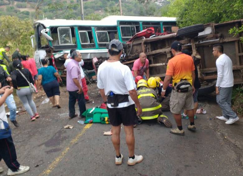 Una máquina del Cuerpo de Bomberos y dos ambulancias atienden la emergencia. FOTO @VocesCronicas 