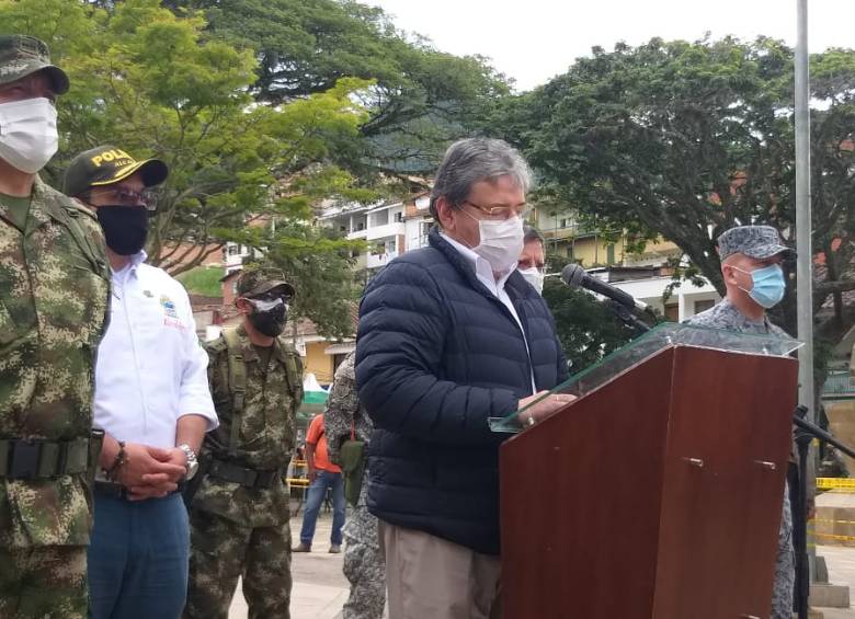 El ministro de Defensa, Carlos H. Trujillo, y la cúpula de la Fuerza Pública durante una visita a Andes. FOTO cortesía de mindefensa