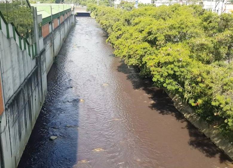 Esta es la cuarta vez que el río Medellín es cubierto por una sustancia, la cual le cambia su color natural. FOTO Juan Sebastián Carvajal. FOTO Juan Sebastián Carvajal