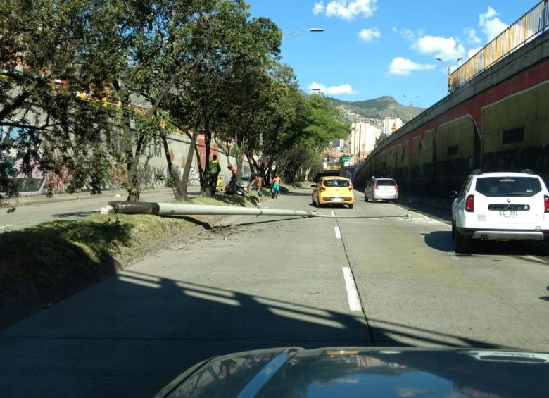 Habitantes de calle tumbaron un poste en pleno deprimido de la Oriental