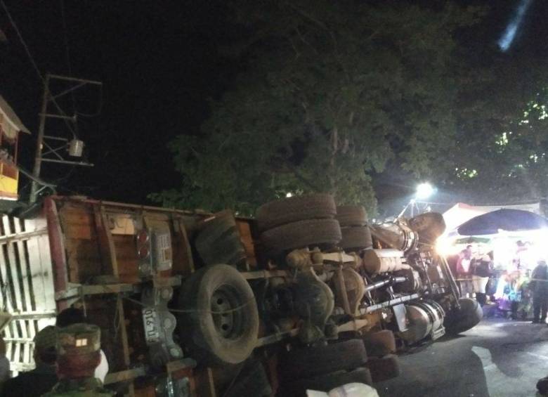 Camión cargado de café se volcó en medio de las fiestas de Betulia