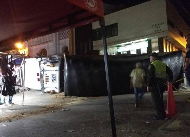 Camión cargado de café se volcó en medio de las fiestas de Betulia