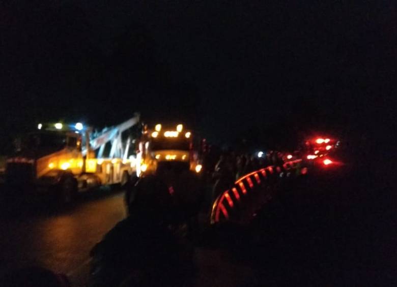 Caos en la variante de Caldas por volcamiento de vehículo de carga