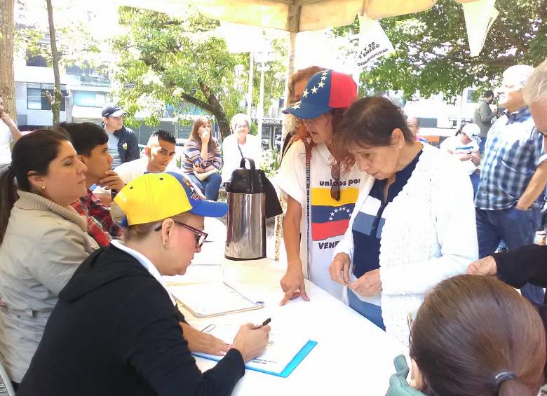 Largas filas se vieron en los puntos destinados para que los venezolanos revalidaran sus aspiraciones políticas en las próximas elecciones de este país. FOTO rosalinda hernández c.