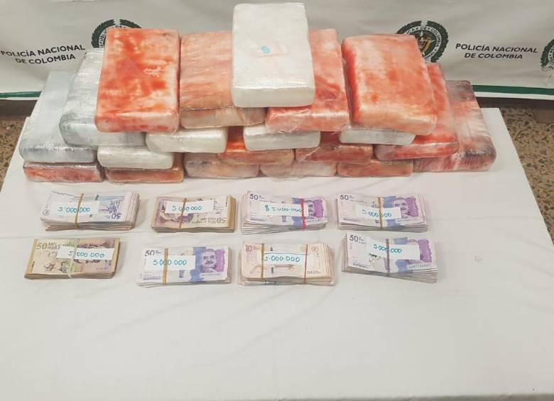 23 kilos de cocaína y 40 millones de pesos fueron hallados por un canino a las afueras del aeropuerto de Rionegro. FOTO CORTESÍA POLICÍA 