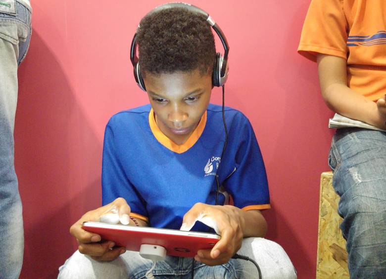 Los más jóvenes usan ltabletas para los libros interactivos. FOTO Jonathan montoya
