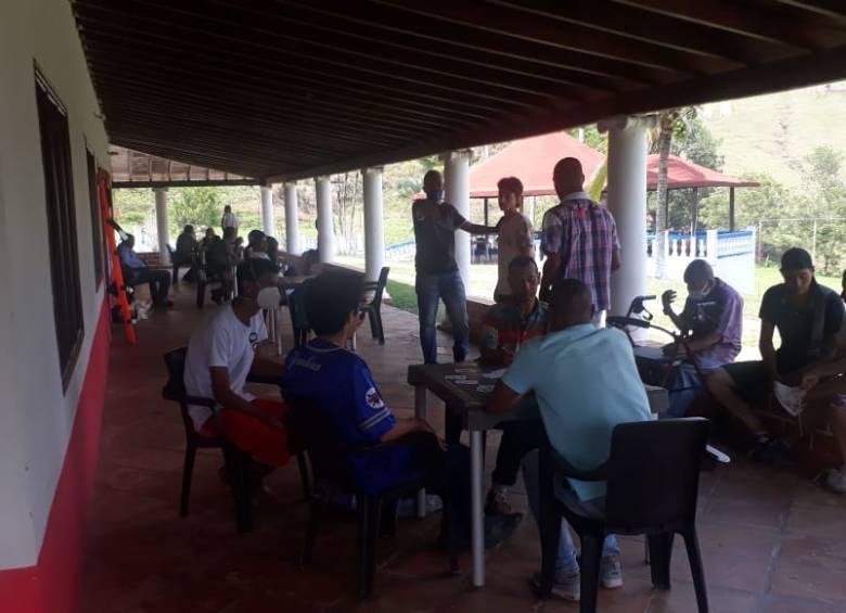 Al primer grupo de personas recogidas de las calles de Bello ya les están brindando asistencia en la finca de Barbosa. FOTO: cortesía de la Alcaldía de Bello.