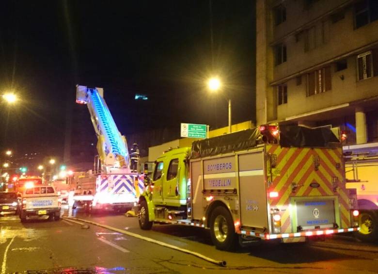 Las máquinas de bomberos atendieron rápidamente el incendio. FOTO CORTESÍA BOMBEROS MEDELLÍN.