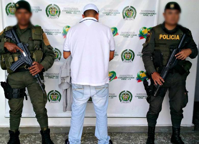 La Policía indicó que Juan Camilo Rivas, alias “Reluca”, quien delinque en Urabá, Sucre y el Bajo Cauca antioqueño. FOTO Cortesía Policía