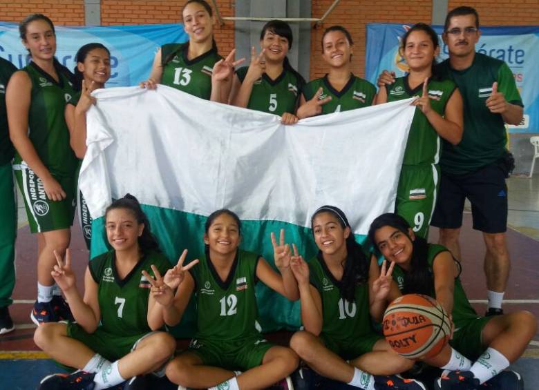 El voleibol paisa se apoderó de los dos títulos y las niñas antioqueñas festejaron en Pereira. FOTO cortesía Indeportes