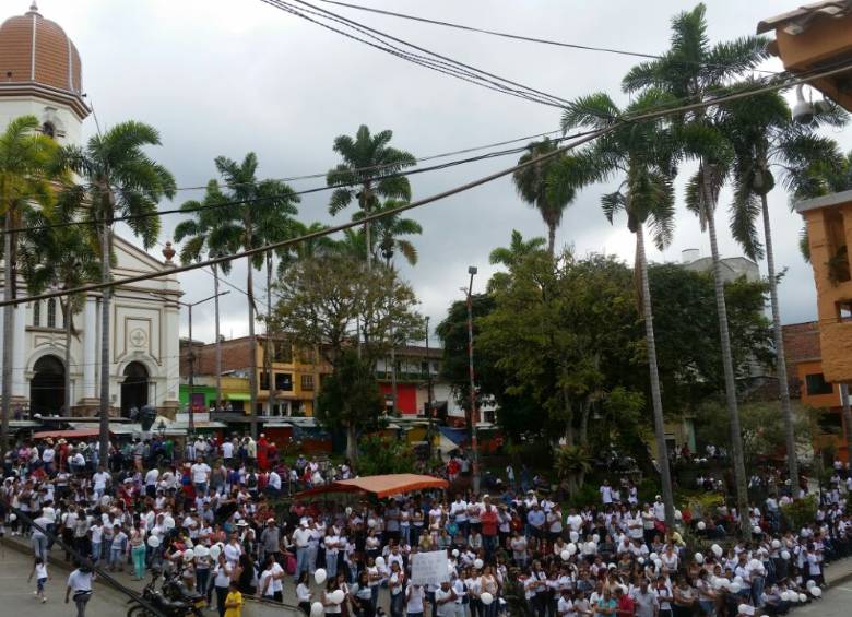 Los ciudadanos se concentraron en el parque principal del municipio. FOTOS CORTESÍA