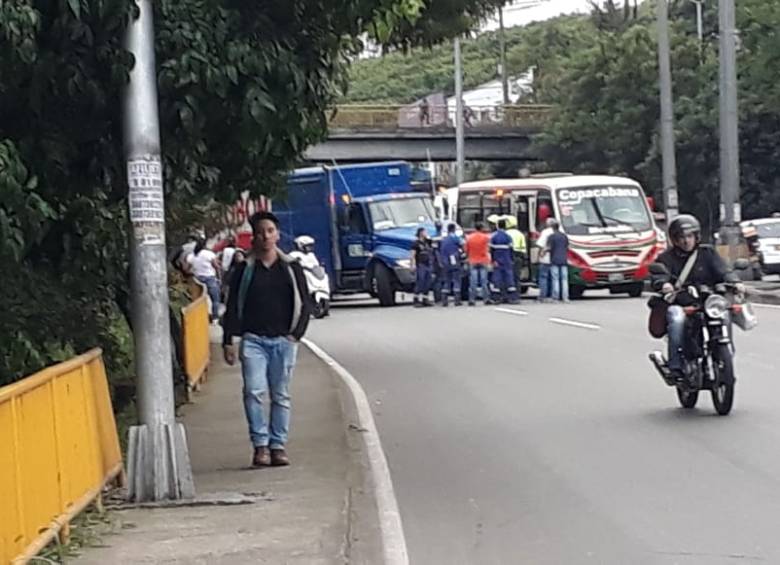  Accidente de tránsito mantiene cerrada la autopista norte en sentido sur-norte. a la altura de Solla. FOTO: Guardianes Antioquia