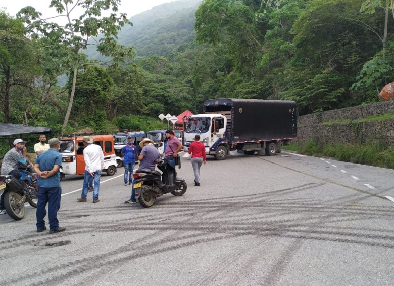De esta manera se produjo el bloqueo a una de las entradas del proyecto Hidroituango, en el norte de Antioquia. FOTO: CORTESÍA.