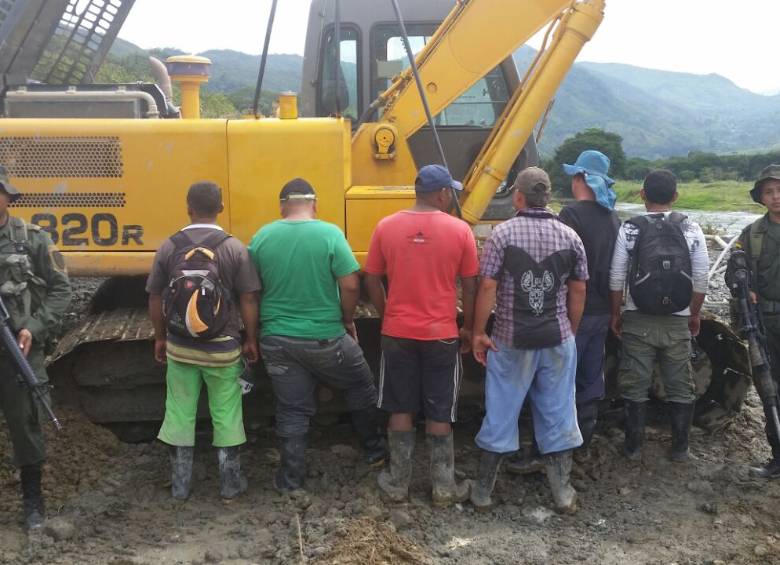 La Policía Antioquia durante el operativo realizado en Santo Domingo. FOTO CORTESÍA