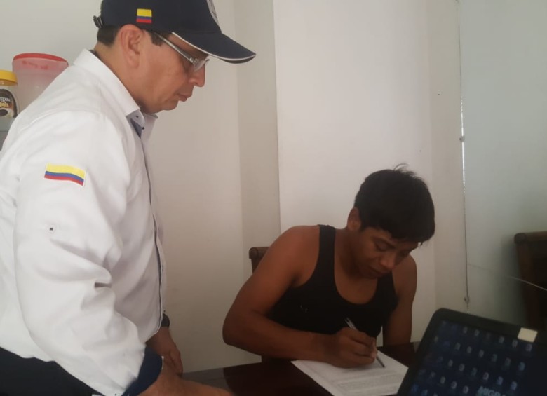Detalle del procedimiento de Migración Colombia contra el venezolano, César Camacho. Foto: Cortesía