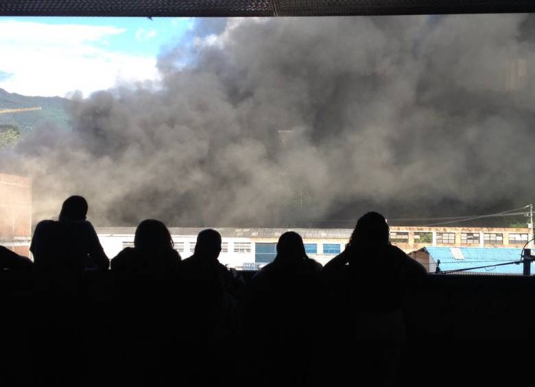 Controlan fuerte incendio que se presentó en empresa de Sabaneta