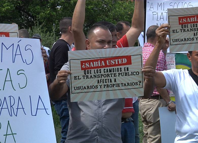 En la protesta participaron además de los propietarios, algunos conductores. FOTO Cortesía