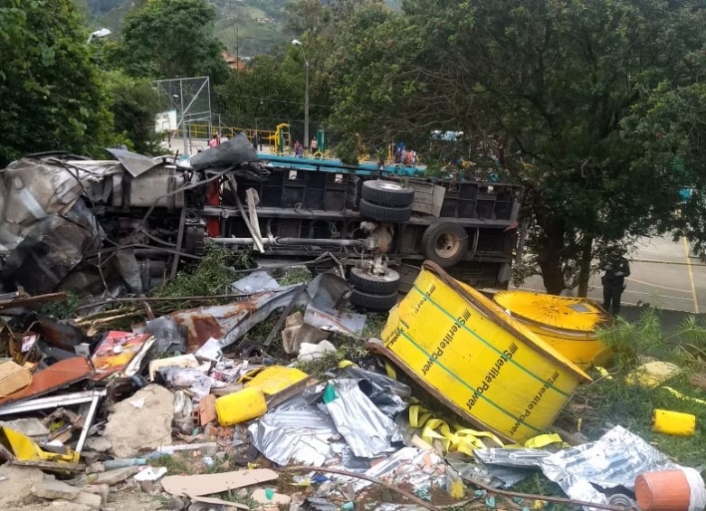 Incidente vial de una volqueta en el corregimiento San Antonio de Prado, en Medellín. FOTO CORTESÍA GUARDIANES DE ANTIOQUIA