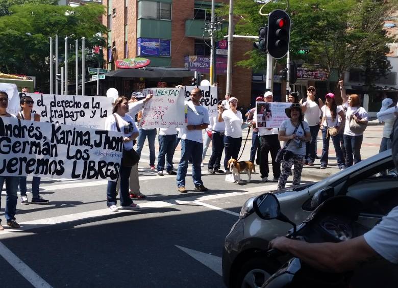 La carreta 70, junto a la estación Estadio del metro, fue el sitio del plantón por la liberación de los geólogos. FOTO JUAN CARLOS MONROY