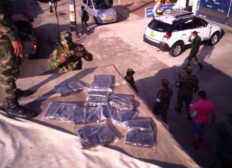 48 kilos de clorhidrato de cocaína que eran transportados en un camión en el barrio Guayabal, de Medellín. FOTO CORTESÍA
