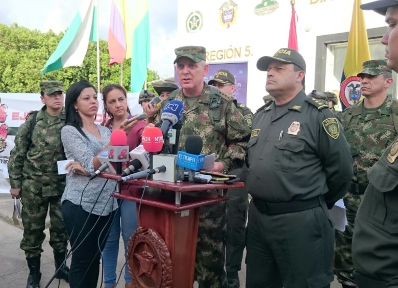 El comandante del Ejército, general Alberto José Mejía, anunció este martes una recompensa de 100 millones de pesos para dar con el paradero de la periodista. FOTO EJÉRCITO