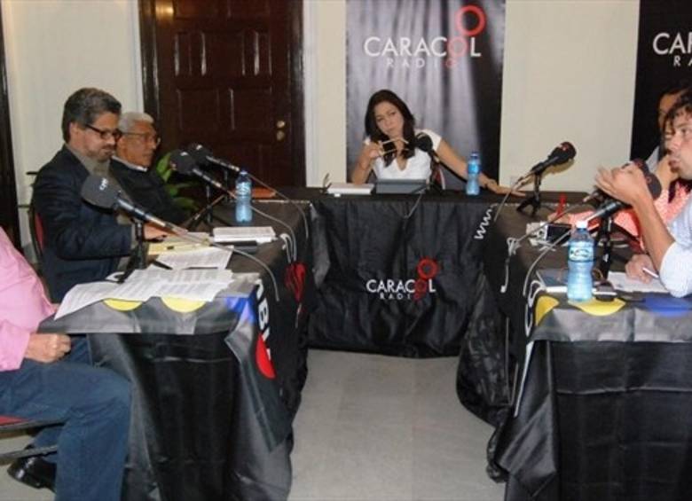 Los negociadores estuvieron en el programa Hora20 de Caracol Radio. FOTO CORTESÍA CARACOL RADIO. 
