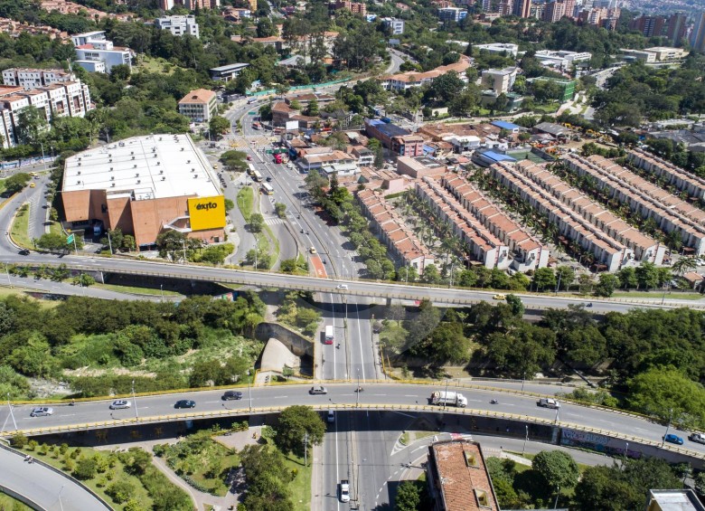 La Avenida 80 es el eje longitudinal más importante del occidente de Medellín. En la foto, la intersección con el intercambio de la quebrada La Iguaná. FOTO ESTEBAN VANEGAS