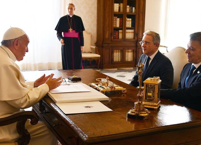 En la madrugada de este viernes se concretó la reunión entre el Pontífice y dos de los líderes políticos más importantes del país. FOTO CORTESÍA PRESIDENCIA DE LA REPÚBLICA