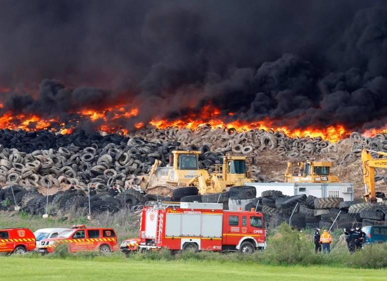 Un incendio generado en el mayor vertedero de neumáticos de Europa, situado en la localidad de Seseña. FOTO AP