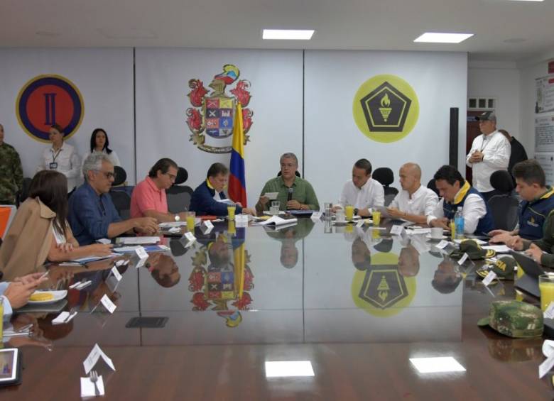 El presidente Duque junto al equipo que está reunido para atender la emergencia. FOTO PRESIDENCIA