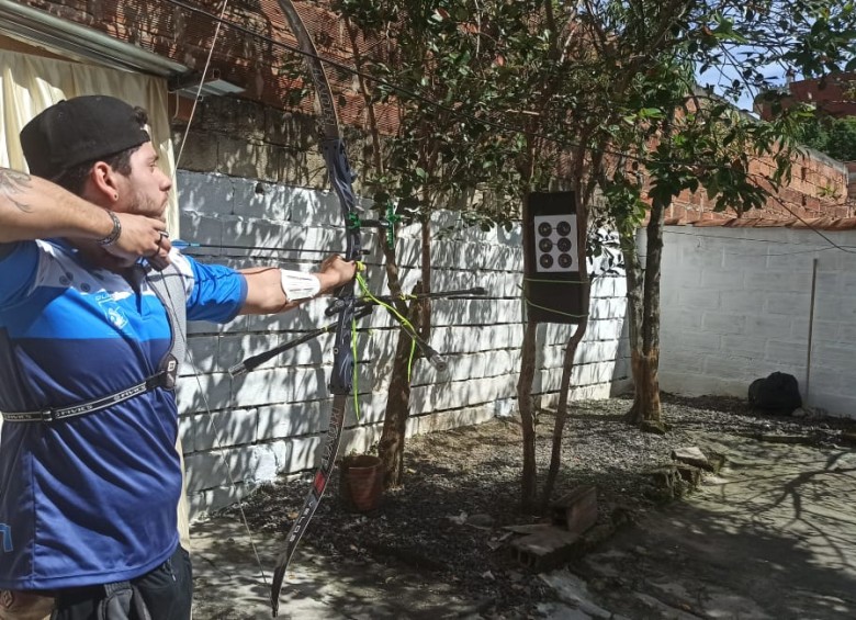 Los deportistas adaptaron en sus casas las dianas a una distancia de 3 metros para competir. FOTO cortesía Club Quirón