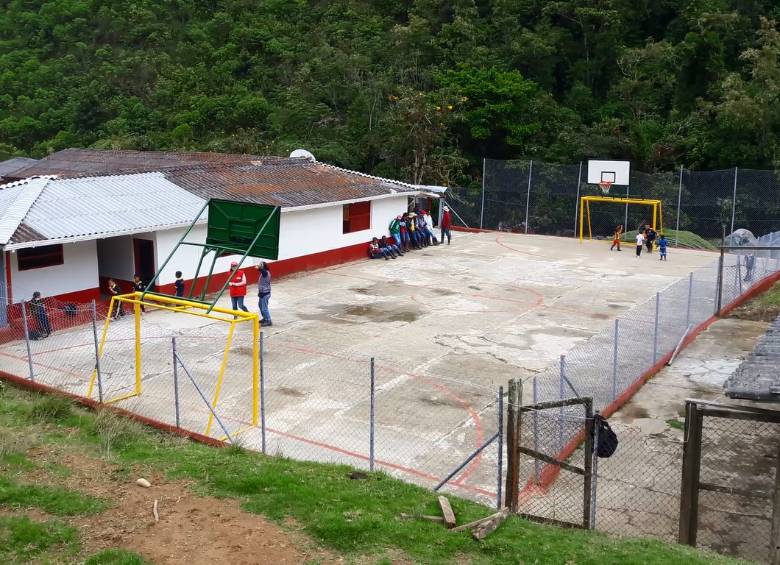 Escuela, cancha polideportiva y caseta comunal hacen parte de los equipamientos que obtuvieron los habitantes de la vereda El Maravillo (Urrao) como reparación colectiva. FOTO Cortesía UARIV