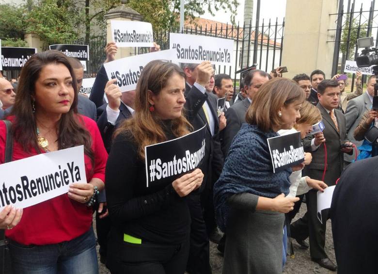 Un grupo de dirigentes políticos del Centro Democrático marcharon cerca de 15 minutos sobre la carrera Octava a la altura de la calle Séptima. FOTO COLPRENSA