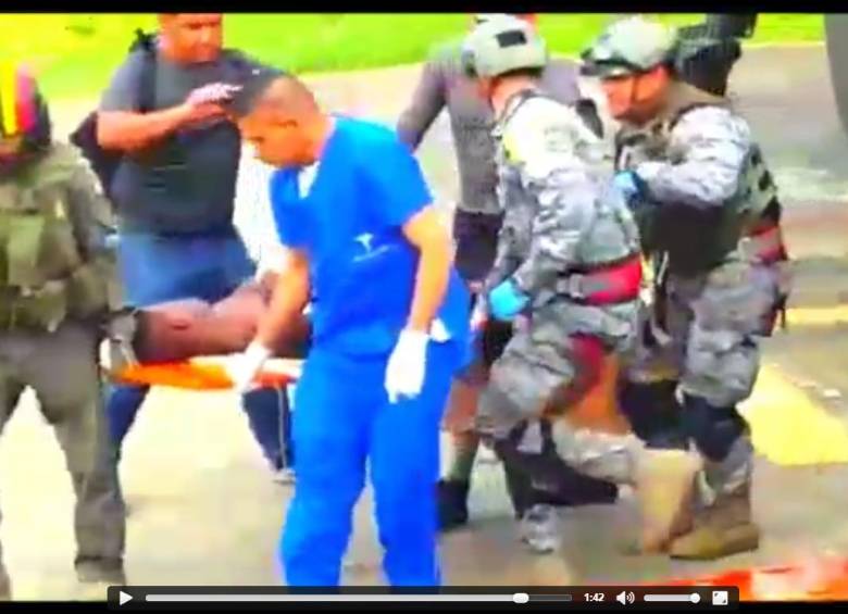 El menor fue atendido por enfermeros de combate y luego trasladado a un centro asistencial. Imagen tomada de video Ejército.