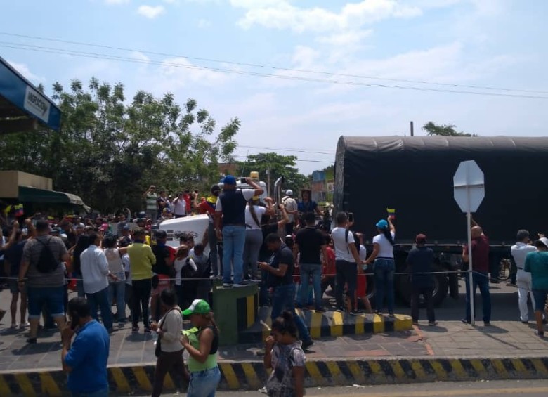 Camiones aguardan cerca de los puentes internacionales para cruzar la ayuda humanitaria a Venezuela. FOTO MANUEL SALDARRIAGA