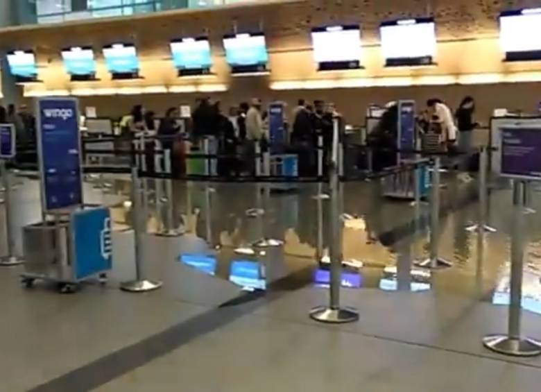 Captura de imagen de las inundaciones en el aeropuerto ElDorado. FOTO Tomada de Twitter