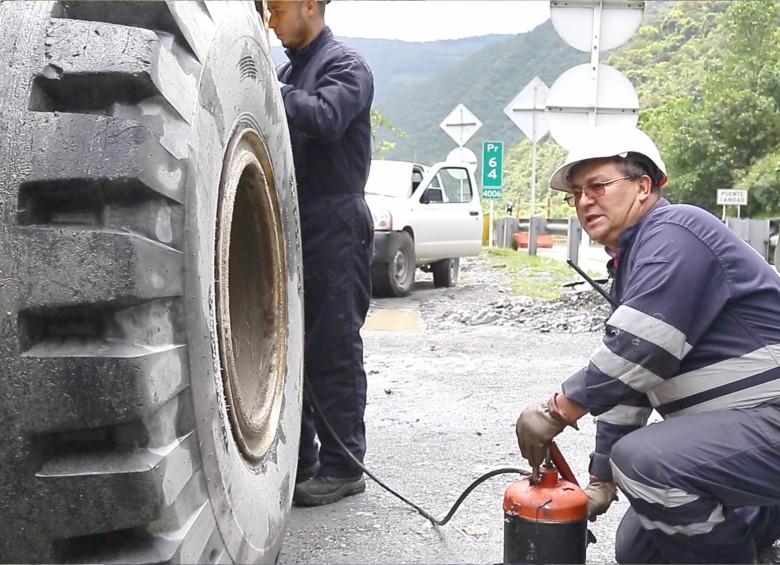 Ramiro Beltrán, uno de los contratistas que trabajan por recuperar la movilidad en la vía Bogotá-Villavicencio.