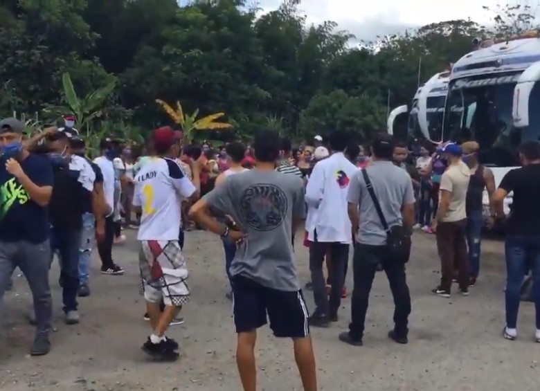 Al menos 300 venezolanos, que partieron de Copacabana el 31 de mayo, esperan una solución para llegar a la frontera. Por irregularidades en los permisos, la Policía paró al grupo en San José del Nus, municipio de San Roque. FOTO CORTESÍA