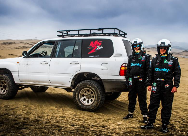 Navegante y piloto -Mauricio Salazar Sierra y Mauricio Salazar Velásquez, respectivamente- consideran que el auto -una Toyota Hilux- quedó a punto en Lima para abordar en enero su participación en el Dakar-2016. Fotos cortesía Eccolo Comunicaciones 